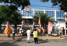 Tanca sense previ avís i deixa 40 treballadors al carrer