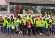 Alumnos de la Universitat Politécnica de Catalunya de Arquitectura Técnica visitan el centro de formación de Badalona de Fundación Laboral